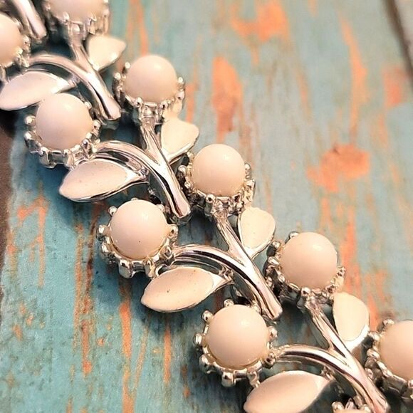 VINTAGE Costume Jewelry- Silver Tone & White Beaded Floral Chain Link Bracelet - Picture 4 of 7